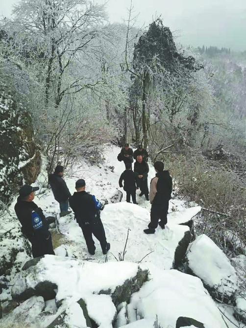 当地通报九峰山驴友坠崖事件