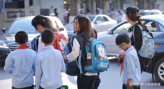 老师怒斥家长送孩子上学迟到，责任与担当的反思