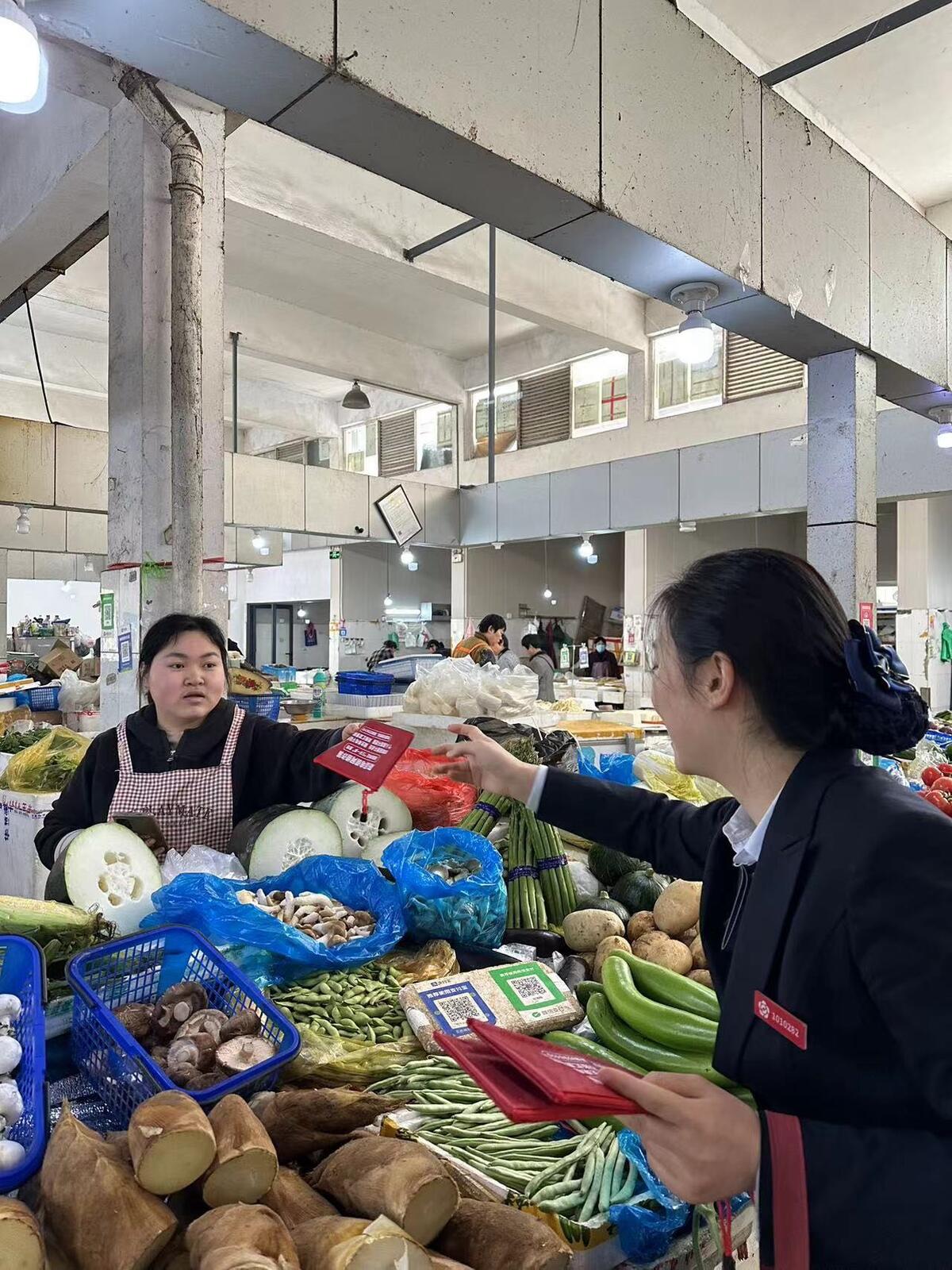 浙江杭州，深化反邪教宣传至农贸市场，筑牢基层防范线