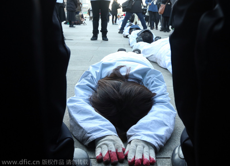 女子替夫讨薪崩溃痛哭，生活的重压与人性的挣扎瞬间