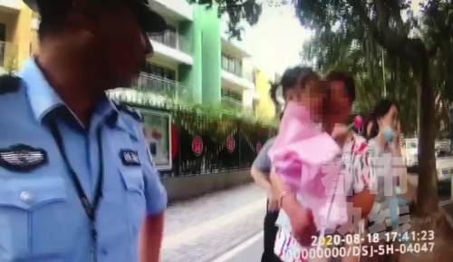 网传小女孩常坐在光棍怀里背后的故事揭晓，当地回应真相揭秘