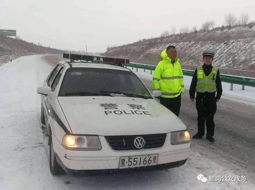 鹤岗暴雪破纪录，乘客雪中推公交的暖心时刻