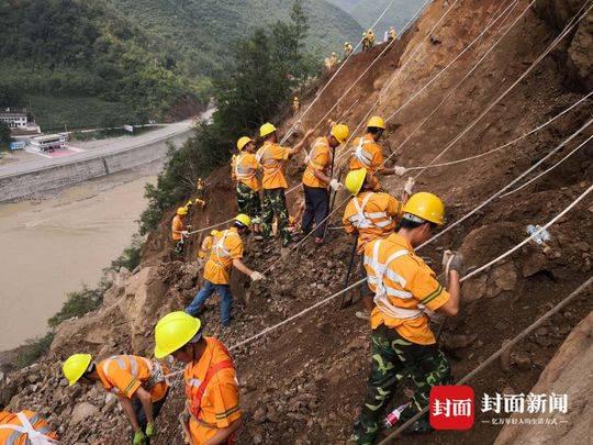 河南突发山体滑塌事件，铁路线路遭埋，交通严重受阻——现场紧急救援与影响评估