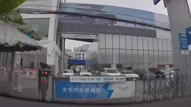 女子试驾错把油门当刹车 冲进4S店，女子试驾误将油门当刹车 撞入4S店