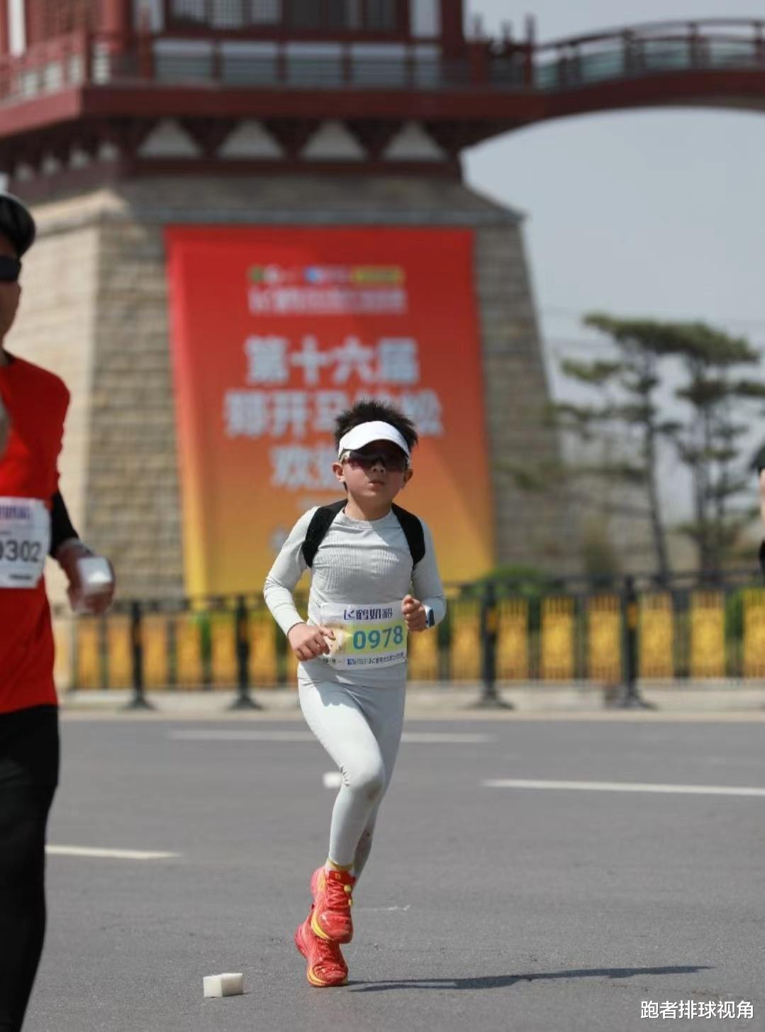 6岁女孩跑完全马，组委会回应，6岁女孩跑完全马，组委会回应，难以置信的勇气和决心