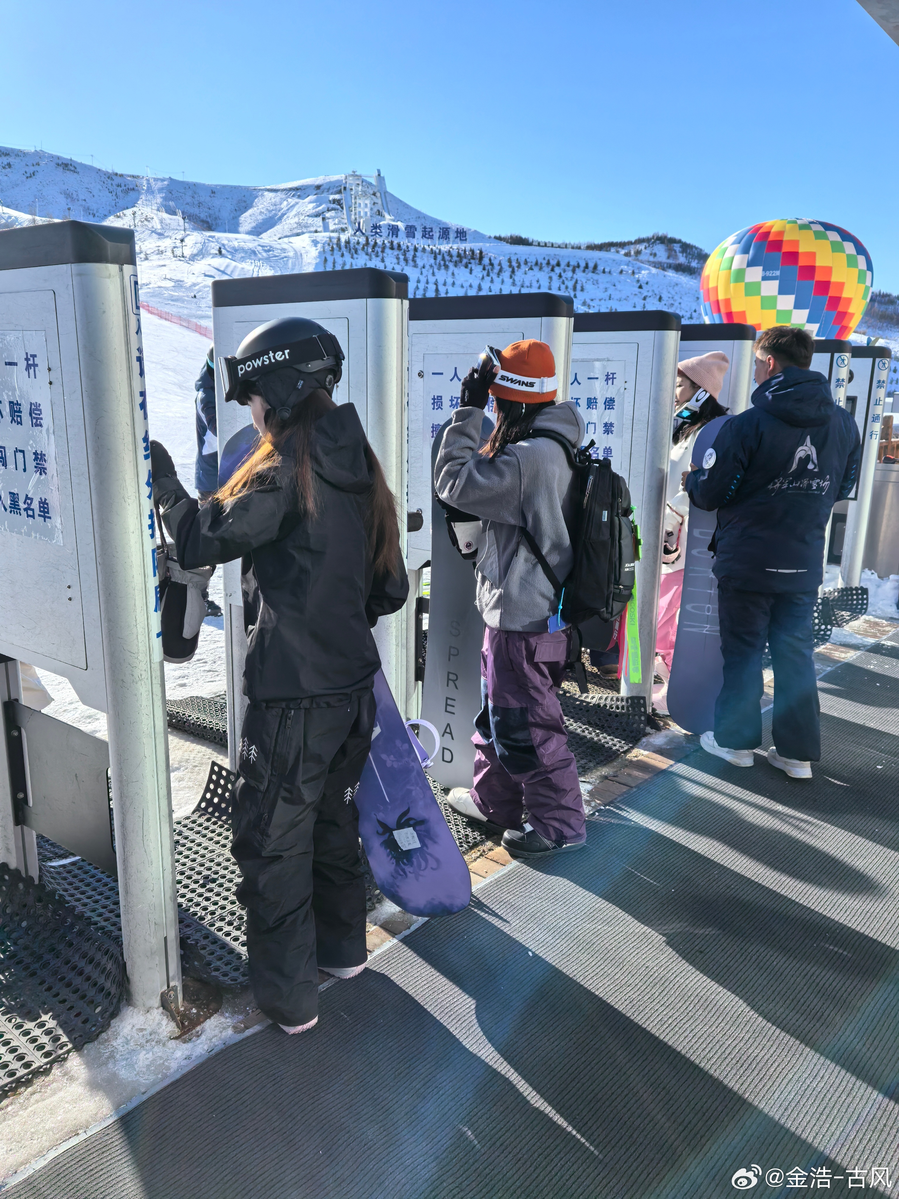 近日，有关滑雪场从厕所接水给游客喝的事件引起了社会的广泛关注。这一事件不仅损害了滑雪场的声誉，也引发了公众对于公共场所卫生条件的质疑。本文将从多个方面分析这一事件，探讨其背后的原因和影响，并提出相应的解决方案。，滑雪场被曝从厕所接水给游客喝，公共场所卫生条件引发质疑，事件背后原因及影响分析，解决方案，改善公共场所卫生条件