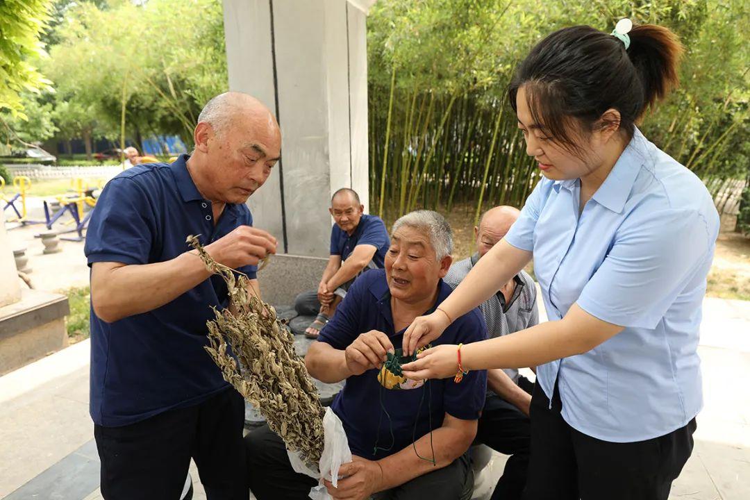 花花被妹妹按住了后脖颈，花花被妹妹按住了后脖颈