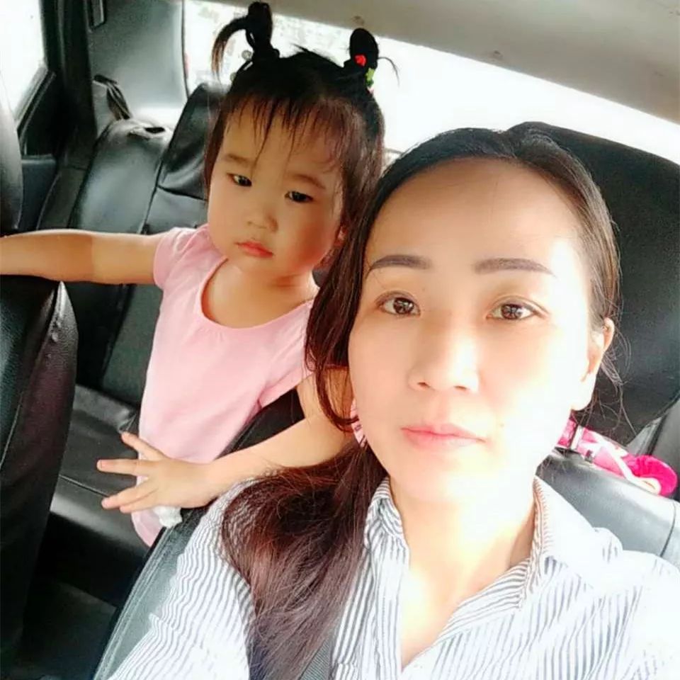 高圆圆带女儿公园玩耍，5岁女儿超萌！，高圆圆带女儿公园玩耍，5岁女儿超萌！