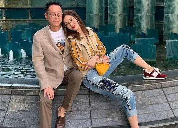 李嘉欣与老公十指紧扣出行，李嘉欣与老公十指紧扣出行