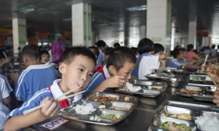 华东师大学生反映用餐后上吐下泻，华东师大学生用餐后上吐下泻