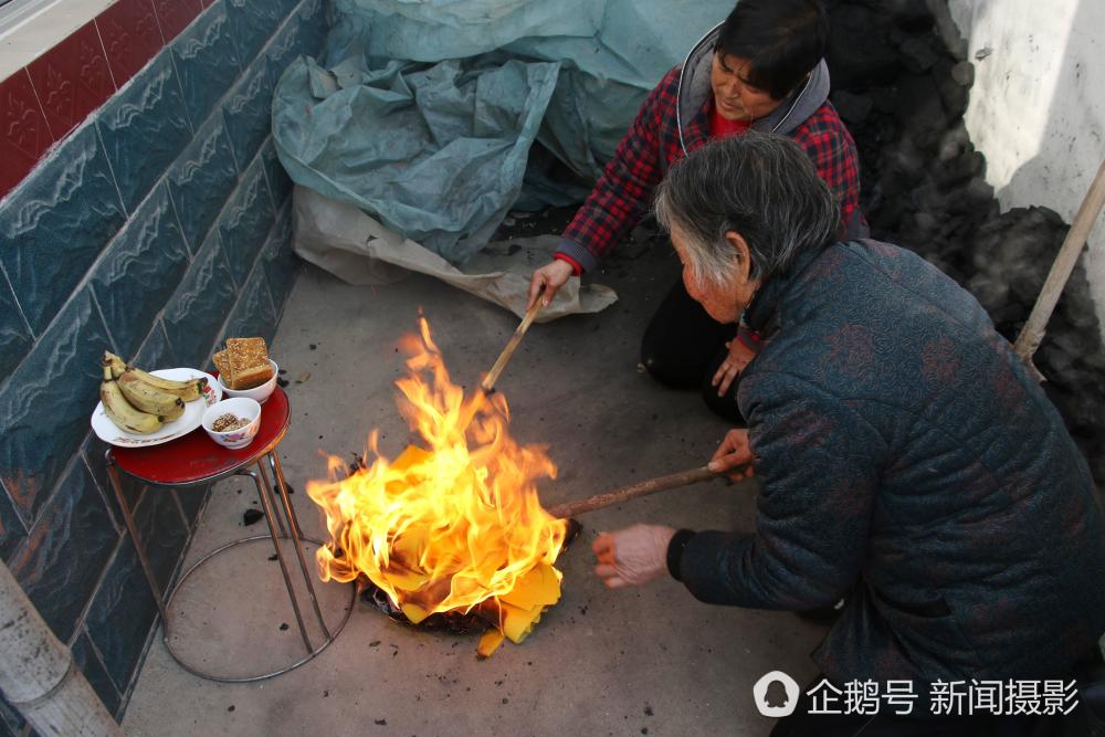 卖菜老人车中烧火取暖不幸身亡，卖菜老人车中烧火取暖致死