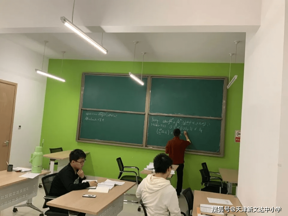 成都石室成飞中学学霸就餐区争议，学校道歉